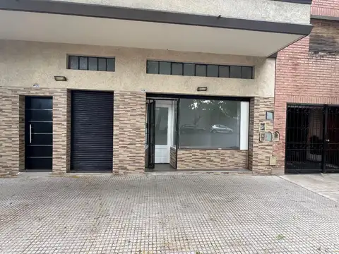 Local con frente vidriado con persianas