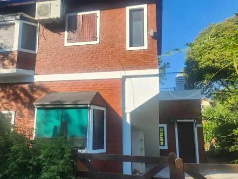 Casa en venta c/ cochera en Loma Verde.