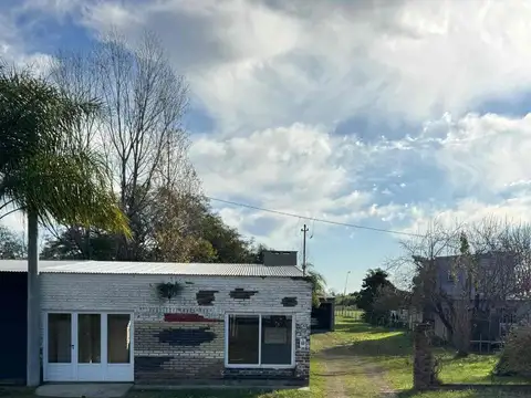 CASA + SALON sobre ruta 1, km72, Frente a Ruinas