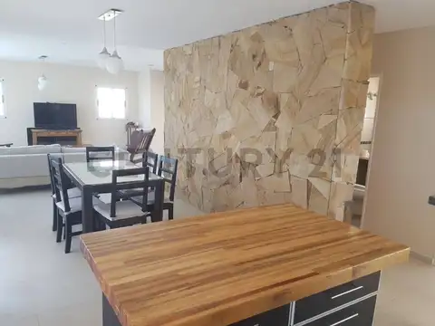 Casa 5 ambientes con 2 baños