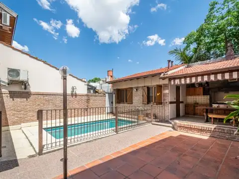 VENTA DE CASA 4 AMBIENTES C/PATIO, PARRILLA, PISCINA, QUINCHO Y COCHERA CUBIERTA EN VILLA MARTE...