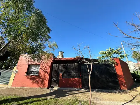 CASA EN LOTE PROPIO CON GALPON   VENTA   ALDO BONZI