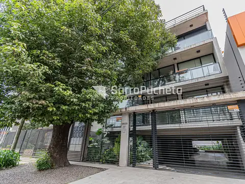 Venta semipiso 3 ambientes con dormitorio en suite, balcón y cochera en Parque Leloir.