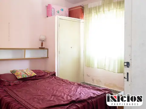 C325 - Departamento tipo casa al frente en buen estado.