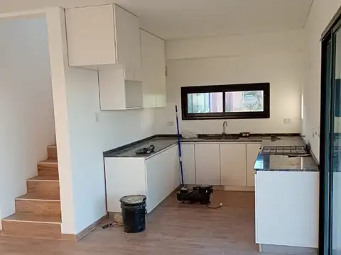 Casa 4 ambientes con 2 baños