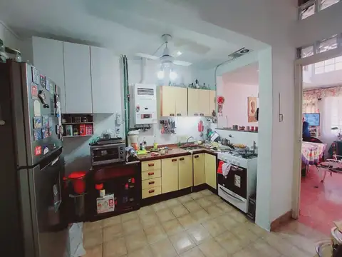 HERMOSA CASA EN ESQUINA,DOS PLANTAS, IMPECABLE, OPORTUNIDAD!