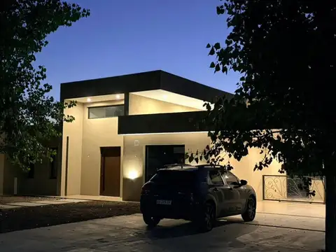 Casa en venta - 3 Dormitorios 4 Baños - San Vicente