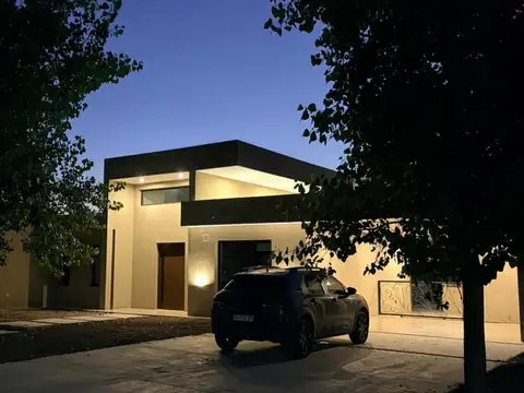 Casa en venta - 3 Dormitorios 4 Baños - San Vicente