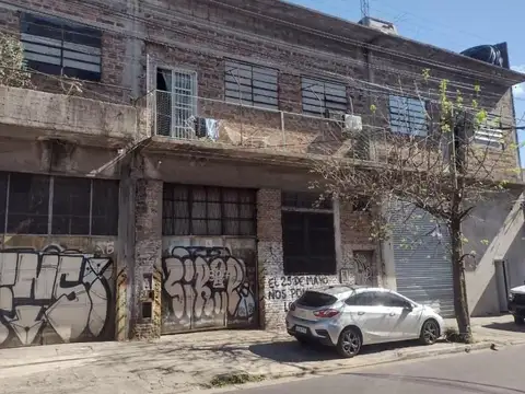 Galpón / Depósito c/departamento en Ramos Mejía