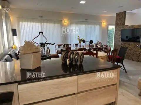 Casa 5 ambientes con 3 baños