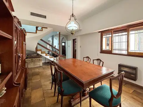 Casa 8 ambientes con 3 baños