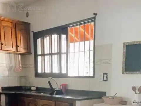 Casa 5 ambientes con 2 baños