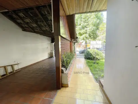 Casa con muy lindo jardín. Ideal para actualizar.-
