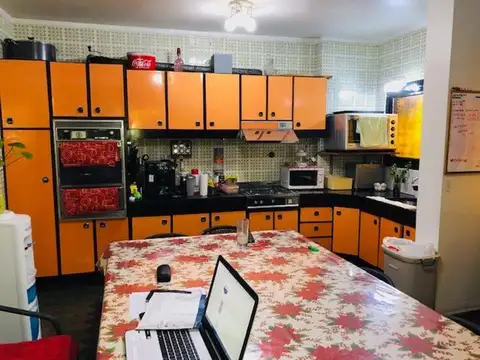 Casa 6 ambientes con 2 baños