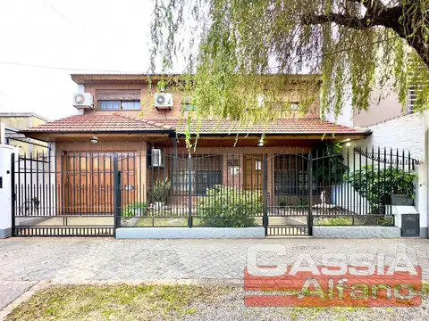 CHALET IMPECABLE ESTADO DOS PLANTAS 3 DORMITORIOS, FONDO LIBRE, GARAGE, QUINCHO Y PISCINA