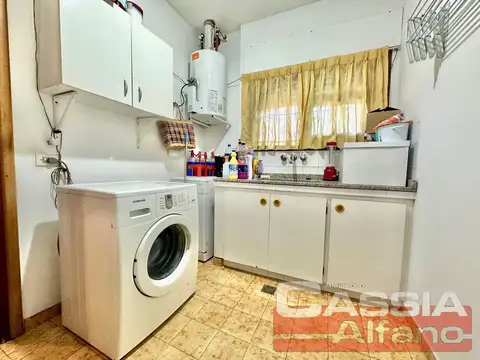 CHALET IMPECABLE ESTADO DOS PLANTAS 3 DORMITORIOS, FONDO LIBRE, GARAGE, QUINCHO Y PISCINA