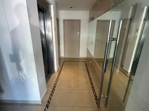 Excelente departamento monoambiente contrafrente con balcón