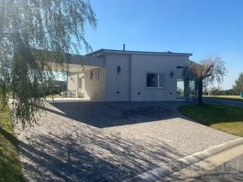 Venta casa con 3 dormitorios al agua con salida al rio Lujan Barrio Nautico el Cazal.
