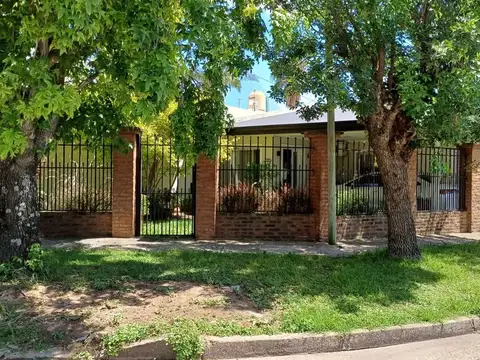 Hermosa y amplia casa 3 dormitorios zona Ejército