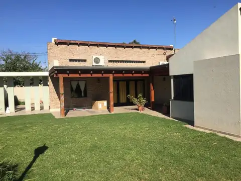 Casa en Venta con 3 cocheras