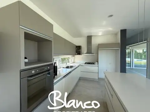 Casa en Alquiler con 1 cochera