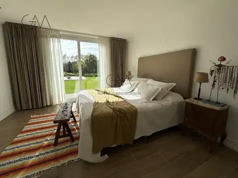 Casa en Alquiler con 2 cocheras