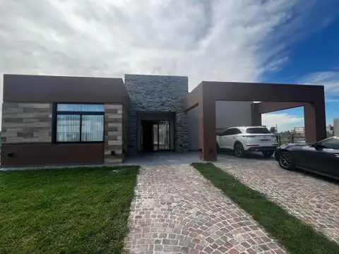 CASA 4 AMBIENTES EN ALQUILER BARRIO LA ALAMEDA  IMPECABLE