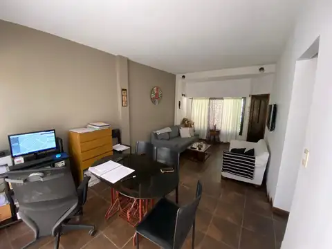 CASTELAR CHALET EN DOS PLANTAS CON NUY BUENA CALIDAD CONSTRUCTIVA  