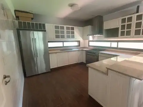 Casa 6 ambientes con 4 baños
