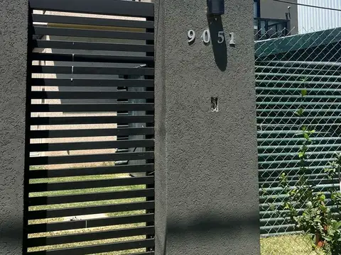 Casa en venta HOSTAL DEL SOL con PISCINA Milicianos rosarinos al 9000