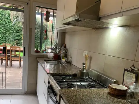 CASA LOMAS DEL MIRADOR 2 DORM , FONDO , PILETA