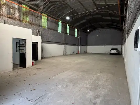 VENTA - Galpón en  Abasto, con oficina y baño.