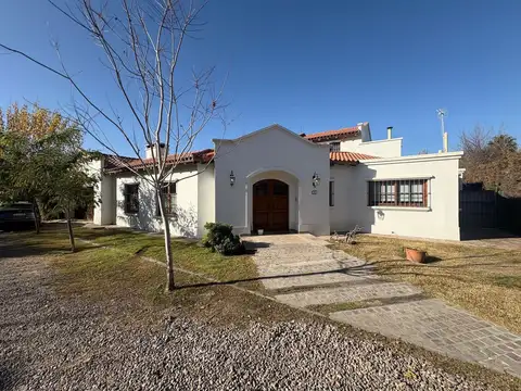 VENTA CASA 4 HABITACIONES BARRIO SEMIPRIVADO