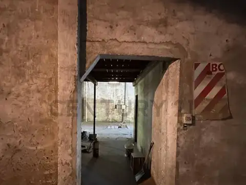 Hipólito Yrigoyen 15400, Piso 0