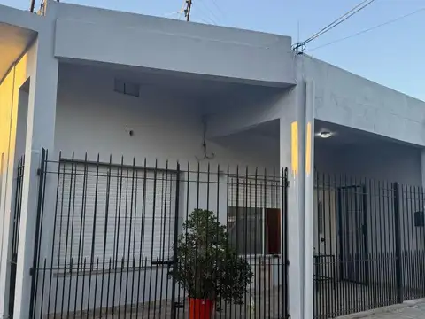 Casa en venta - 3 Dormitorios 2 Baños - Cochera - 212Mts2 - Berazategui Oeste