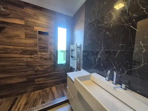 Casa 8 ambientes con 2 baños