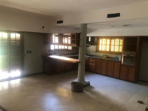 Casa 5 ambientes con 3 baños