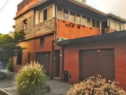 CASA 3 AMBIENTES CON COCHERAS ESCUCHA OFERTA