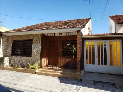 ¡Impecable casa 5 ambientes en Bernal con jardin! ¡APTO CREDITO!