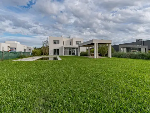 Casa de 4 dormitorios con pileta en Puerto Roldan