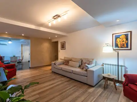 CASA EN VENTA DE 3 DORMITORIOS CON QUINCHO, COCHERA Y PATIO EN BARRIO ABASTO