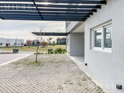 Casa en venta tipo dúplex de tres dormitorios en Pilará