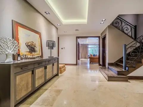 Casa en Venta con 2 cocheras