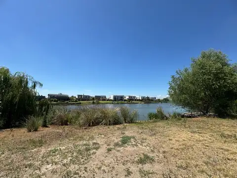 Venta de lote a la laguna en CANTON GOLF