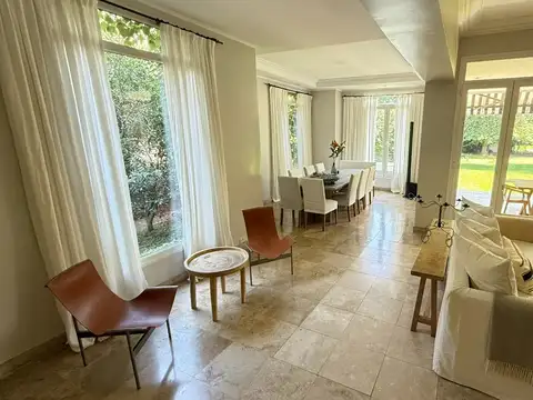 Casa 6 ambientes con 5 baños