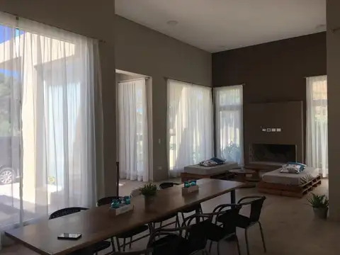 Casa 3 ambientes con 4 baños