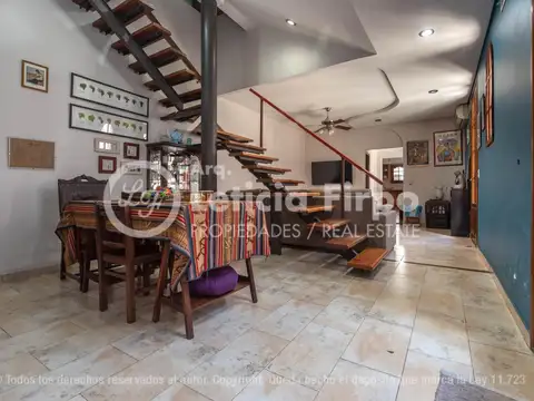 Casa en Venta con 3 cocheras