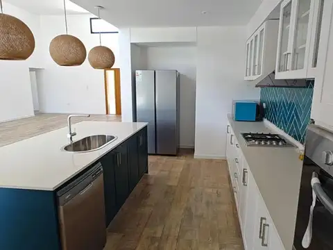 VENTA – CASA 5 AMBIENTES C/PISCINA - EXCELENTE – ZONA PRIVILEGIADA