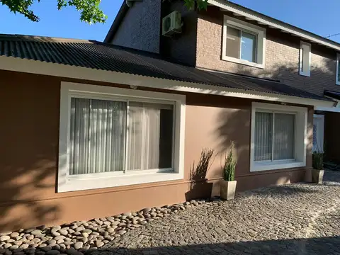 Casa venta en 2 lotes en Country Banco Provincia