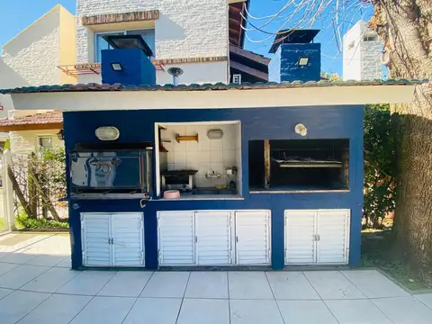 Casa en Venta con 3 cocheras